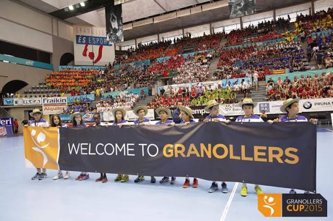 Jeunes joueurs réunis en salle pendant la Granollers Cup, près de Barcelone
